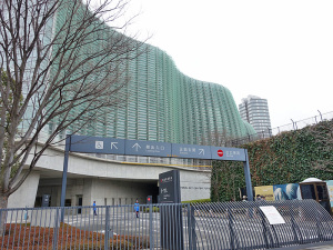 日本学術会議前交差点側から見た国立新美術館