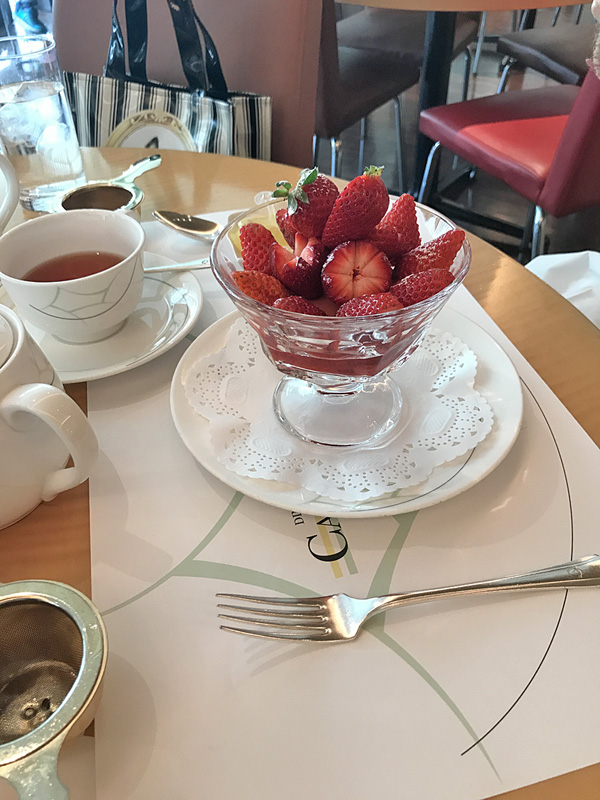 ホテルオークラ別館「カメリア」季節の苺のデザート