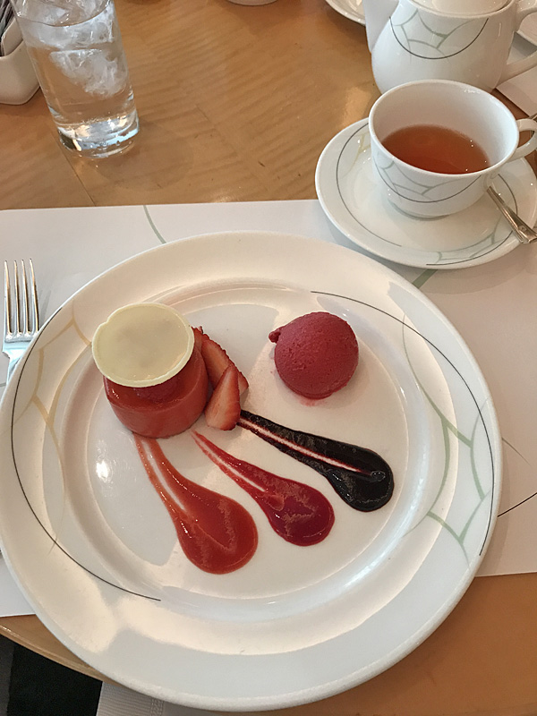 ホテルオークラ別館「カメリア」季節の苺のデザート